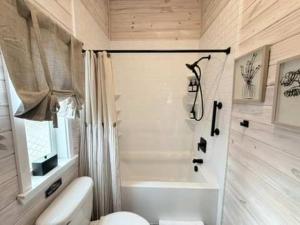 Cozy 1BR Tiny Home with Pool Access and Free Tix