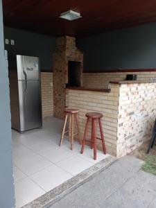 Piscina com churrasqueira