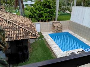 Piscina com churrasqueira