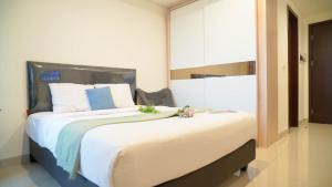 Spacious and Homey Studio at Cleon Park Apartment By Travelio