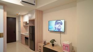 Spacious and Homey Studio at Cleon Park Apartment By Travelio