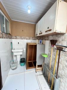 Duplex em Itaúna 4min da Praia que ocorre o WSL, 1min da pista de skate do LS, pracinha com parque infantil, quadra de futebol, tudo isso a 1 min da duplex, perto do comércio, wi-fi super rápido, monitoramento 24hrs