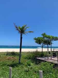 Duplex em Itaúna 4min da Praia que ocorre o WSL, 1min da pista de skate do LS, pracinha com parque infantil, quadra de futebol, tudo isso a 1 min da duplex, perto do comércio, wi-fi super rápido, monitoramento 24hrs