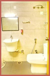 Hotel MMG Premium Near Shri Chintamani Ganesh Temple - Vishwanath Temple - Parking with Lift Services - BEST HOTEL IN VARANASI