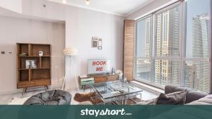 Free housekeeping visits during your stay - StayShort - Modern 2BR with City Views in Dubai Marina