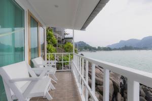 Phi Phi Cozy Seafront Resort