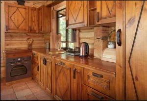 Namelis šalia vynuogyno