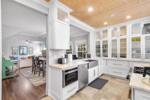 2 Mansions with Pool in West Palm Beach! villa