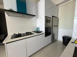 Beacon Executive Suites with Infinity Pool by BNB4U