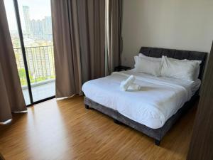 Beacon Executive Suites with Infinity Pool by BNB4U