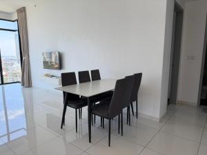 Beacon Executive Suites with Infinity Pool by BNB4U