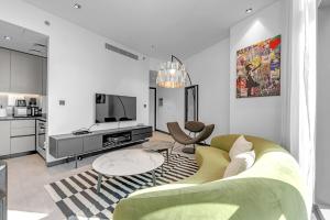 Waves - Chic Business Bay 1BR - Bright and Modern
