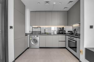 Waves - Chic Business Bay 1BR - Bright and Modern