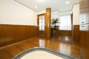 100 m from Nihonbashi Station, 160 square meters rare property Large living room & kitchen with 4 toilets and 3 bathrooms, within walking distance of Namba and Shinsaibashi