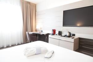 Executive Double Room with Sofa Bed room in Novotel Brescia Due