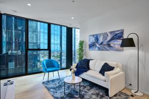 High-Rise Luxury 2-Bedroom Apartment with Pool, Gym and Views