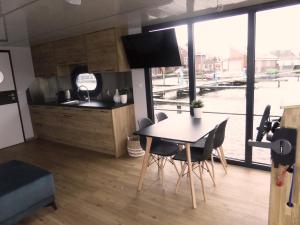 Houseboat Campi Uitgeest