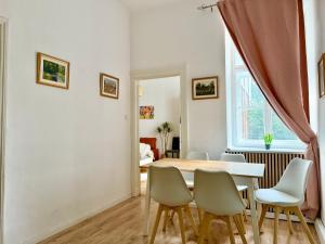 Stylish Central Apartment with Free Parking