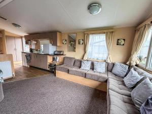 Lovely 8 Berth Caravan At California Cliffs, Scratby Ref 50004G