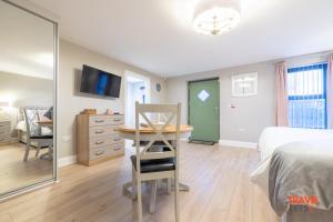 Homestead Hillsborough By Travel Lets Short Term Rental Agency Hillsborough Featuring Apartments, Deluxe Double Suites & Triple Ensuite Rooms