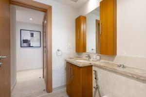Stylish 1BR Retreat with Pool and Stunning City View