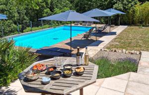 Cozy Home In Besse Sur Issole With Swimming Pool