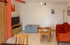 Cozy Home In Besse Sur Issole With Swimming Pool