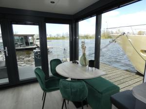 Houseboat Plus Uitgeest