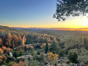 Aix-en-Provence, Bastidon provençal plein cœur de la forêt avec vue unique