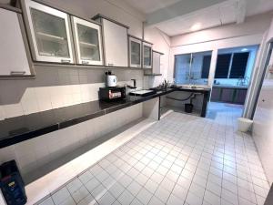 Family House Sunway 4BR Walk to Lagoon Pyramid University