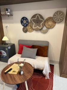 The Train Home Hanoi - Railway View OldQuarter Studio