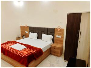 RAMJANAMBHOOMI ROAD V-R-I-N-D-A-V-A-N STAY Near Ramjanam Bhoomi Temple 500m # Restaurant and Parking Facility - Fully Air conditioning Premium Room- Best TOP RATED HOTEL IN AYODHYA
