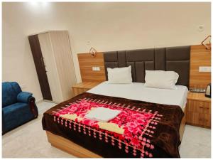 RAMJANAMBHOOMI ROAD V-R-I-N-D-A-V-A-N STAY Near Ramjanam Bhoomi Temple 500m # Restaurant and Parking Facility - Fully Air conditioning Premium Room- Best TOP RATED HOTEL IN AYODHYA