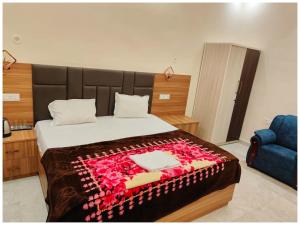 RAMJANAMBHOOMI ROAD V-R-I-N-D-A-V-A-N STAY Near Ramjanam Bhoomi Temple 500m # Restaurant and Parking Facility - Fully Air conditioning Premium Room- Best TOP RATED HOTEL IN AYODHYA