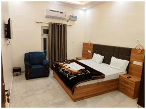 RAMJANAMBHOOMI ROAD V-R-I-N-D-A-V-A-N STAY Near Ramjanam Bhoomi Temple 500m # Restaurant and Parking Facility - Fully Air conditioning Premium Room- Best TOP RATED HOTEL IN AYODHYA