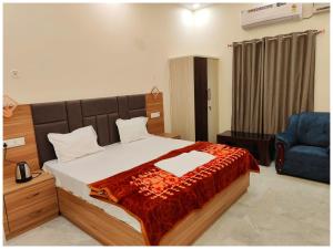 RAMJANAMBHOOMI ROAD V-R-I-N-D-A-V-A-N STAY Near Ramjanam Bhoomi Temple 500m # Restaurant and Parking Facility - Fully Air conditioning Premium Room- Best TOP RATED HOTEL IN AYODHYA