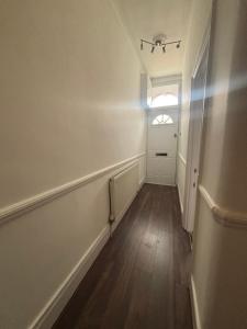 Spacious double room close to Wimbledon Park station, 20 min to central