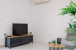 Large and charming apartment near beach with big & sunny terrace