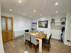 3BR house sleeps5 close to UHW driveway parking