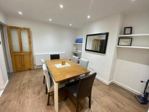 3BR house sleeps5 close to UHW driveway parking