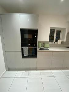 3BR house sleeps5 close to UHW driveway parking