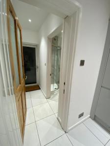 3BR house sleeps5 close to UHW driveway parking