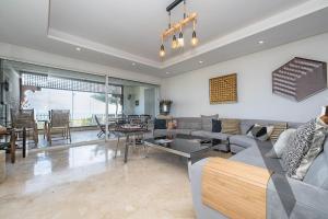 Seaside Luxury 3BR With Pool & Private Beach Access