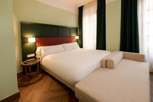 Honest Granada Hotel