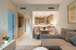 Stylish 1-BR Beachfront Apt on SEVEN PALM Dubai