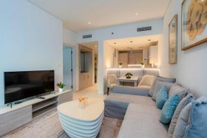 Stylish 1-BR Beachfront Apt on SEVEN PALM Dubai