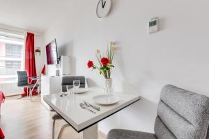 Brand New Modern Stylish Apartment + parking & balcony