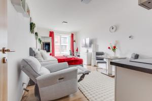 Brand New Modern Stylish Apartment + parking & balcony