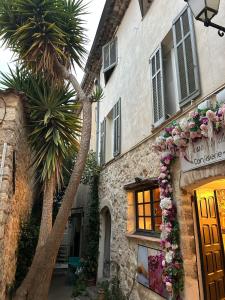 Nice cozy and fully renovated two-bedroom apartment in Mougins