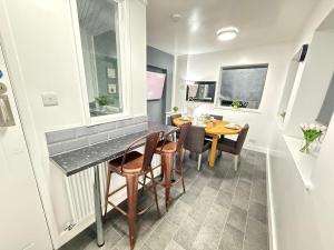 Spacious Coventry Home, Garden, 4Parking!